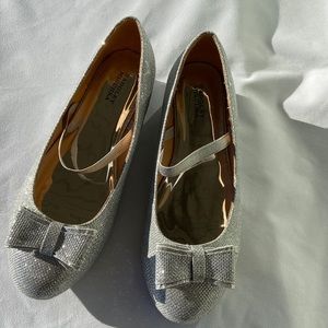 BADGLEY MISCHKA Terry Bow Silver Fabric Metallic Women’s US 5 Low Heel Shoe